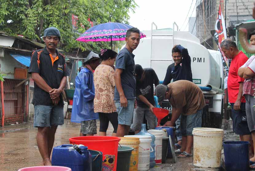  PMI mendistribusikan air bersih sebanyak lima ribu liter kepada warga korban banjir di Kelurahan Kapuk Muara, Kecamatan Penjaringan, Jakarta Utara, Jum’at (24/1).    (dok.PMI)