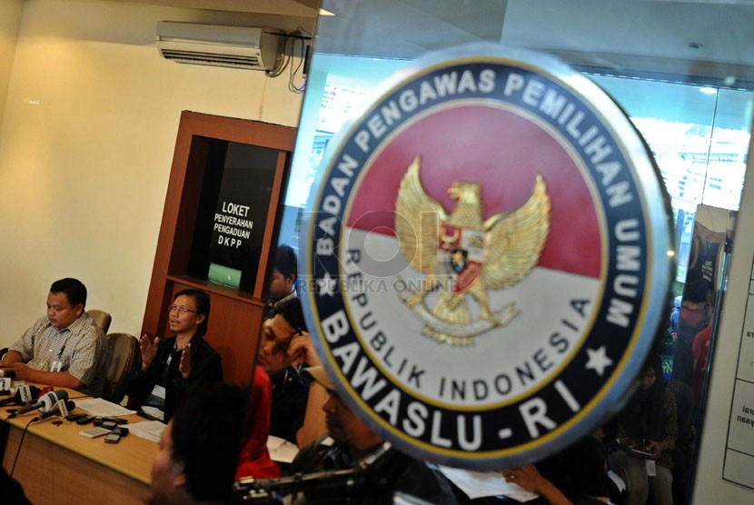  Jumpa pers Badan Pengawas Pemilu (Bawaslu) terkait potensi kerawanan pemilu di kantor Bawaslu, Jakarta, Ahad (26/1). (Republika/ Tahta Aidilla)