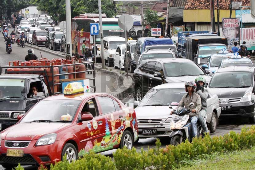   Kendaraan terjebak kemacetan di Jalan Ciledug Raya, Jakarta Selatan, Rabu (29/1).     (Republika/Yasin Habibi)