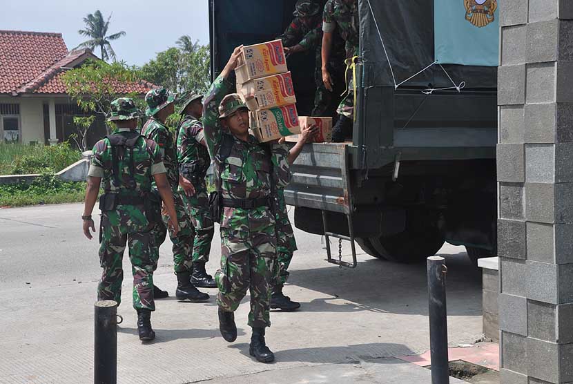  Anggota Kostrad dari kesatuan Brigade Infantri Lintas Udara 17 Kostrad mendistribusikan bantuan di Desa Pantai Bahagia, Muara Gembong, Bekasi, Ahad (26/1).