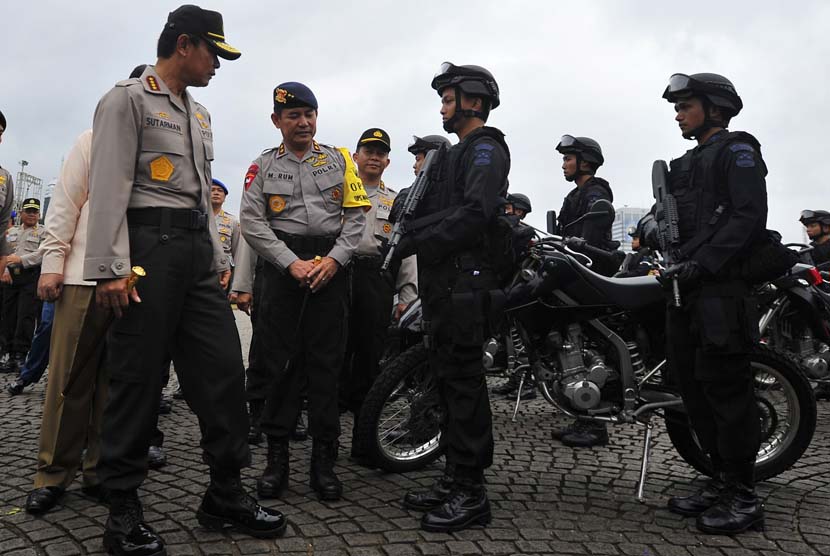   Kapolri Jendral Pol Sutarman (kiri) melakukan pengecekan pasukan saat Apel Gelar Pasukan Operasi Kepolisian Terpusat Mantap Brata 2014 di Jakarta, Kamis (30/1).   (Antara/Wahyu Putro)