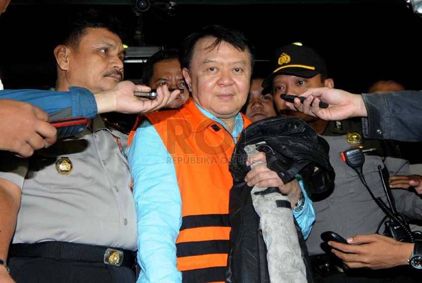  Buronan KPK Anggoro Widjojo (rompi oranye) dikawal penyidik KPK dan petugas kepolisian keluar Gedung KPK, Jakarta, Jumat (31/1).  (Republika/Wihdan)