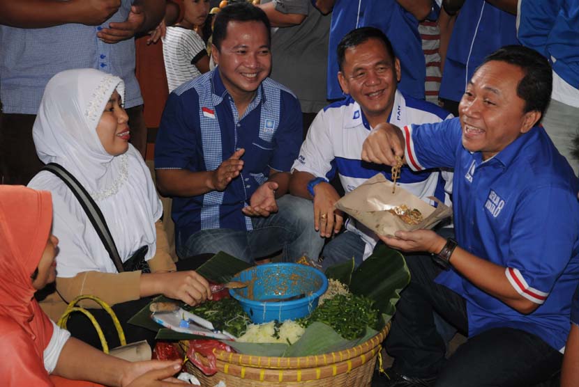  Caleg DPR RI Dapil Lampung I Zulkifli Hasan sempat mencicipi pecel saat mengunjungi Pasar Cimeng, Bandar Lampung, Ahad (23/3).