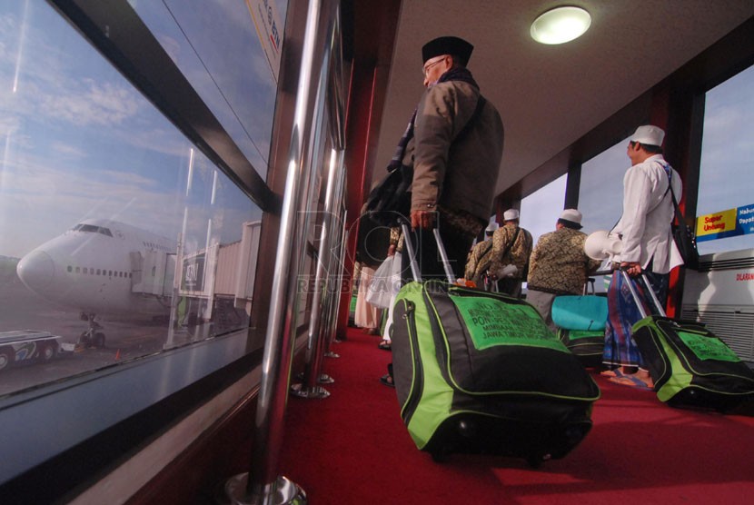 Umra pilgrims in Surabaya walk to enter Garuda Indonesia's cabin before departing for Jeddah on Sunday. 
