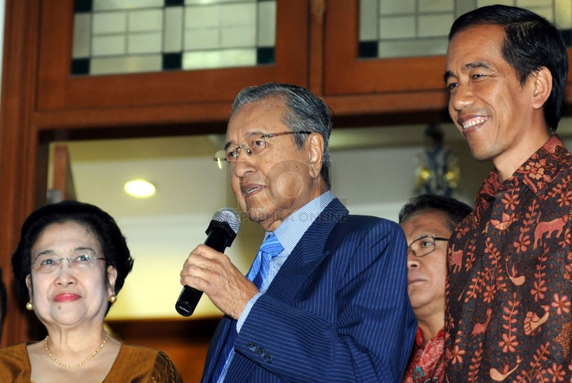  Mantan Perdana Menteri Malaysia Mahathir Mohamad (tengah) didampingi Megawati dan Joko Widodo saat berkunjung ke kediaman Megawati di Menteng, Jakarta, Senin (14/4). (Republika/Aditya Pradana Putra)