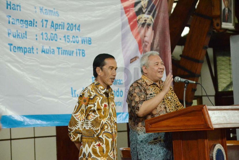   Rektor ITB Prof Dr Akhmaloka (kanan) saat menyambut Gubernur DKI Joko widodo di Aula Timur, Kampus ITB, Kota Bandung, Kamis (17/4). (Republika/Edi Yusuf)