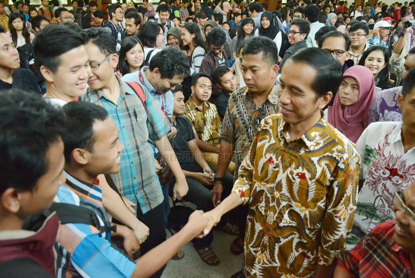 Gubernur Jakarta Joko Widodo bersalaman dengan mahasiswa di Aula Timur Kampus ITB, Jl Ganeca, Kota Bandung, Kamis (17/4). (Republika/Edi Yusuf)