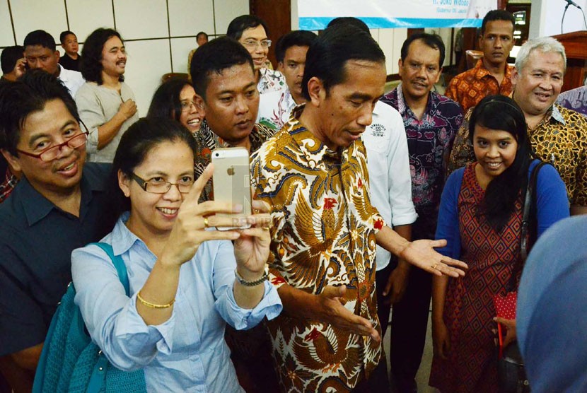  Mahasiswa berfoto bersama Gubernur Jakarta Joko Widodo  di Aula Timur Kampus ITB, Jl Ganeca, Kota Bandung, Kamis (17/4). (Republika/Edi Yusuf)