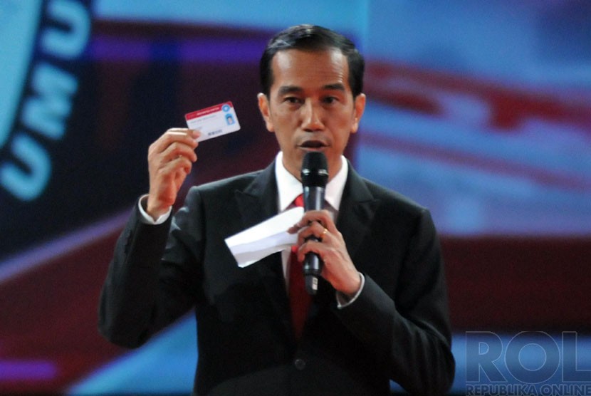  Calon Presiden nomor urut dua, Joko Widodo saat tampil dalam debat ronde II di Jakarta, Ahad (15/6). (Republika/Aditya Pradana Putra)