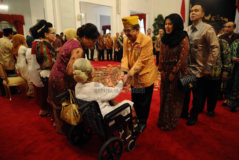   Barisan Keluarga ahli waris (kiri) menerima ucapan selamat saat pemberian gelar Pahlawan Nasional kepada 4 pejuang di Istana Merdeka, Jakarta, Jumat (7/11). (Republika/Tahta Aidilla)