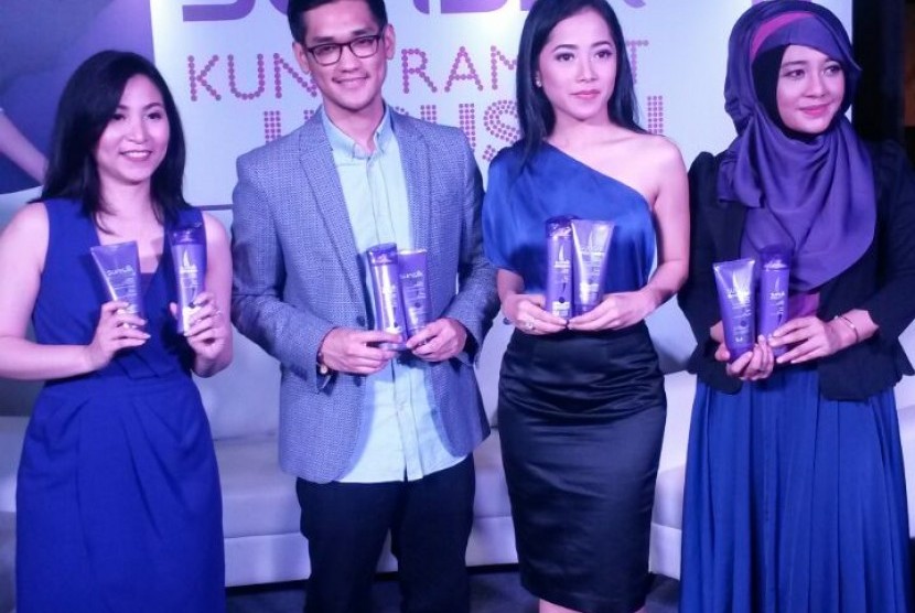 Dari kiri ke kanan : Miranti Burhan (Senior Brand Manager Sunsilk), Afgan, Karina Salim, Vivi Tri Andari (Personal Care Consumer Technical Inside Manager PT Unilever)