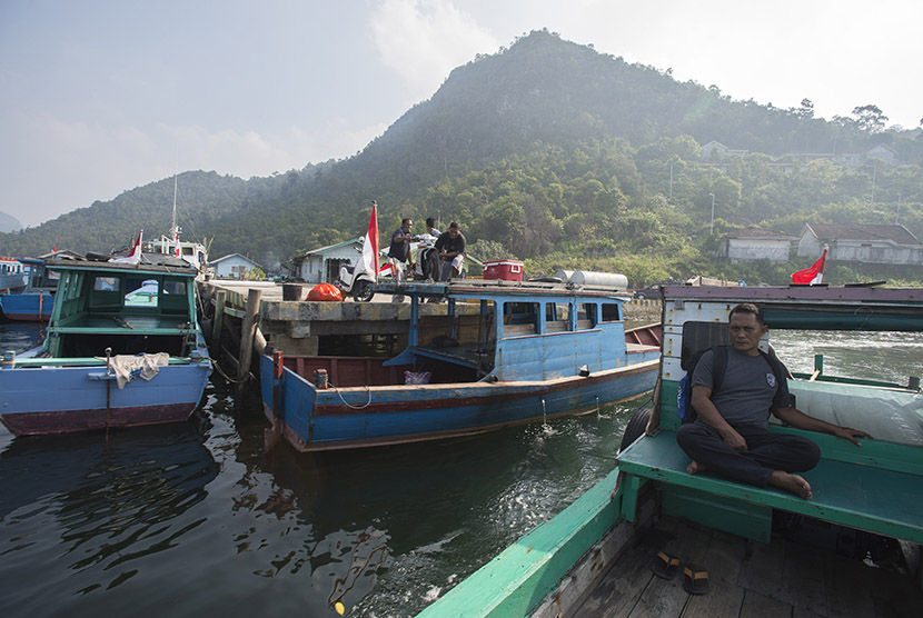     Warga menumpang kapal motor pong-pong yang akan menuju ke Kecamatan Pulau Tiga di Dermaga Selat Lampa, Kabupaten Natuna, Kepri, Kamis (3/9).   (Antara/Widodo S. Jusuf)