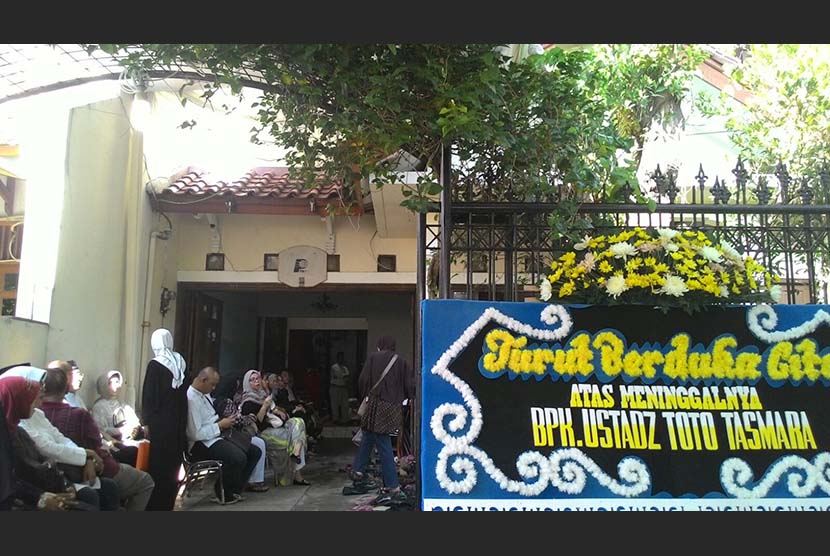  Suasana di rumah duka almarhum ustaz Toto Tasmara di kawasan Rempoa, CIputat, Tangerang Selatan, Rabu (9/12).