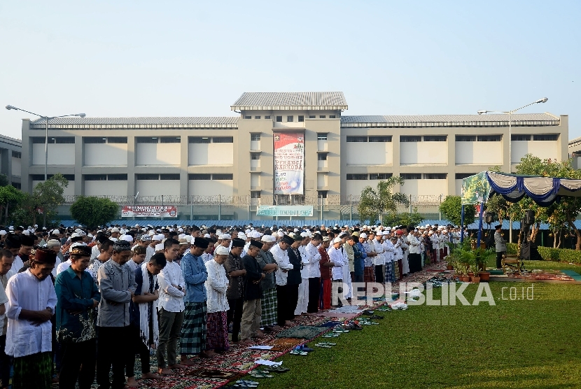   Narapidana dan petugas lapas melaksanakan salat Idul Fitri di Rutan Kelas I Cipinang, Jakarta, Rabu (6/7). (Praygi)