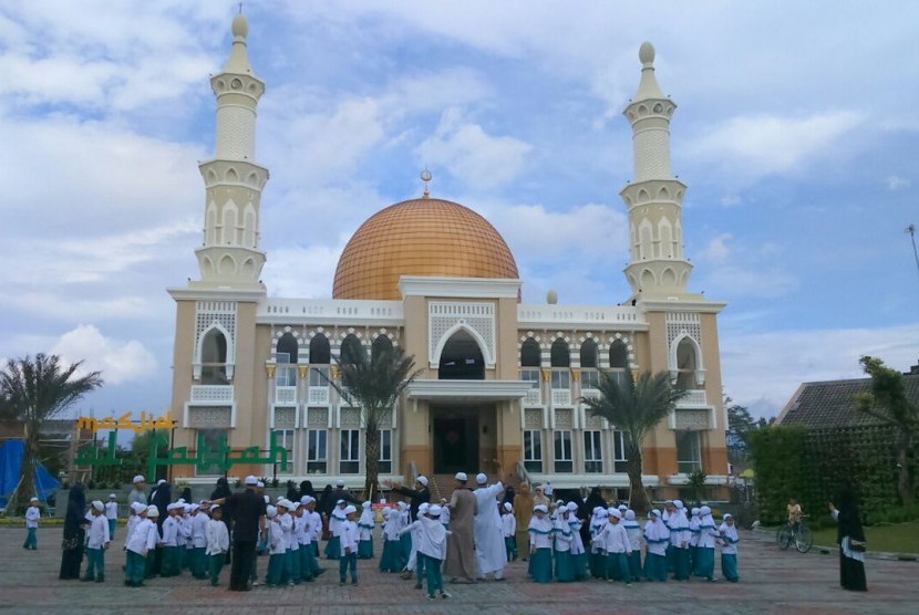                        Penampakan Masjid Besar Al Fattah terletak dalam kawasan Pondok Pesantren Tarekat Al Idrisiyyah di Jalan Raya Cisayong, Kabupaten Tasikmalaya. Unsur angka tiga kental dalam pembangunan Masjid ini.