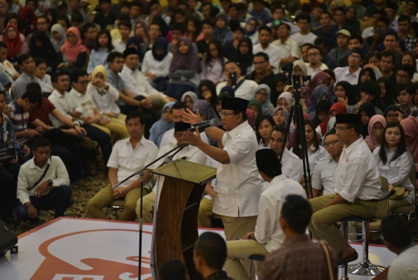 Pasangan Anies Baswedan-Sandiaga Uno bersama Ketua Umum Partai Gerindra Prabowo Subianto menyampaikan orasi di GOR Prima Sport Kedoya, Jakbar, Rabu (1/2).