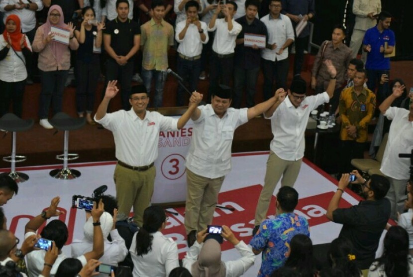 Pasangan Anies Baswedan-Sandiaga Uno bersama Ketua Umum Partai Gerindra Prabowo Subianto menyampaikan orasi di GOR Prima Sport Kedoya, Jakbar, Rabu (1/2).