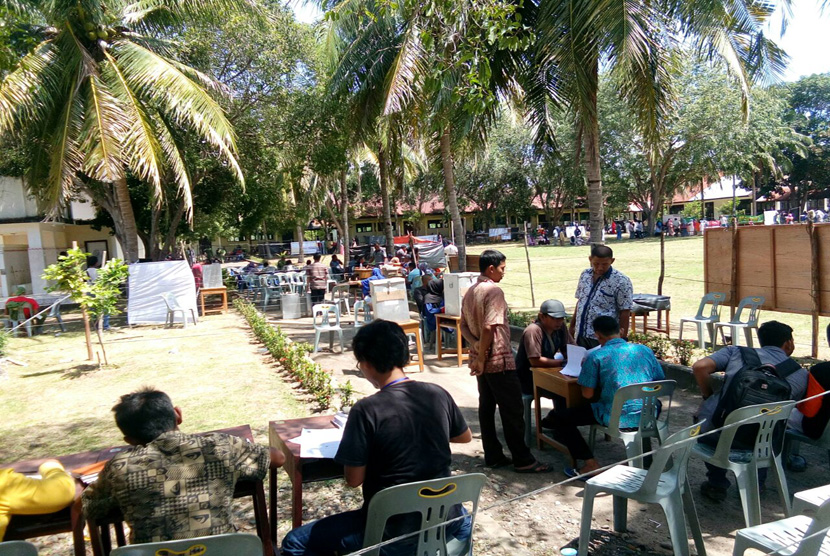 Suasana pemungutan suara di lapangan Balai Pelatihan Guru, Jl Laksamana Malahayati, Aceh Besar, Rabu (15/2) 