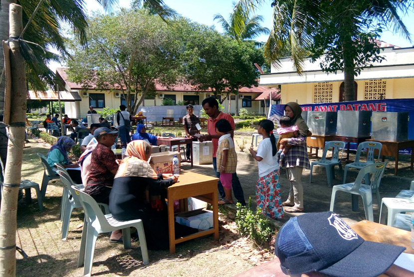 Suasana pemungutan suara di lapangan Balai Pelatihan Guru, Jl Laksamana Malahayati, Aceh Besar. Warga memenuhi 14 TPS kelurahan Neuheun, kecamatan Mesjid Raya yang didirikan di lapangan ini.