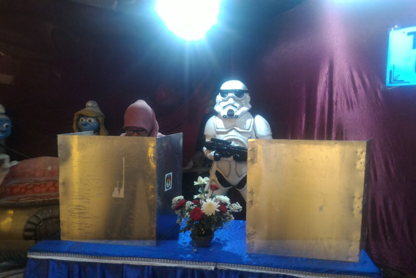 TPS 5 Desa Beji Kecamatan Junrejo Kota Batu menampilkan tema Star Wars. 