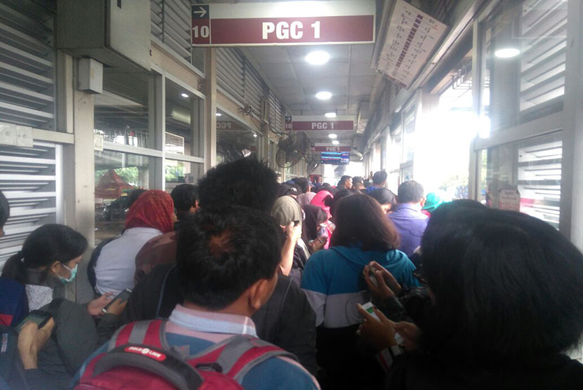                         Penumpukan penumpang di  halte Sunter Kelapa Gading, para penumpang menunggu transjakarta koridor 10 PGC - Tanjung Priok. Saat ini pelayanan koridor 10 dari Tanjung Priok hanya sampai Penas Kalimalang karena adanya genangan di terow