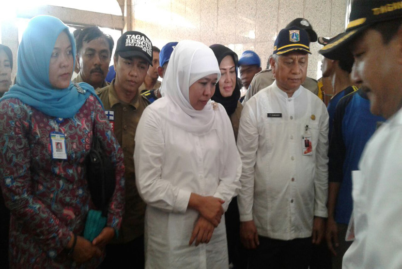                     Menteri Sosial Khofifah Indar Parawansa Meninjau Korban Banjir Cipinang Melayi Jakarta Timur. Selain menemui korban banjir, Mensos juga memantau semua logistik dan dapur umum. 