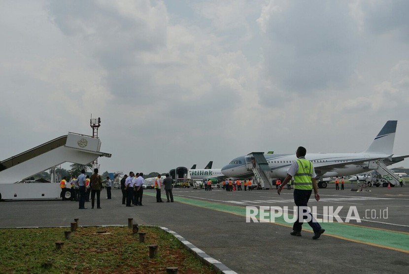                         Persiapan di Bandara Halim Perdanakusuma jelang kedatangan Raja Salman, Jakarta, Rabu (1/3).  