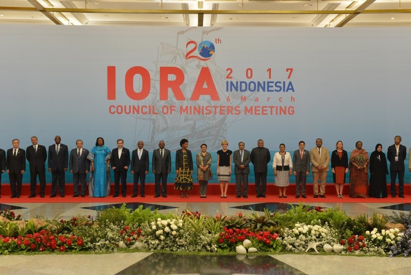 Sejumlah menteri dari negara-negara anggota Indian Ocean Rim Association (IORA) berfoto bersama sebelum pertemuan Council of Ministerial Meeting dalam rangkaian KTT IORA ke-20 Tahun 2017 di Jakarta Convention Center, Jakarta, Senin (6/3).