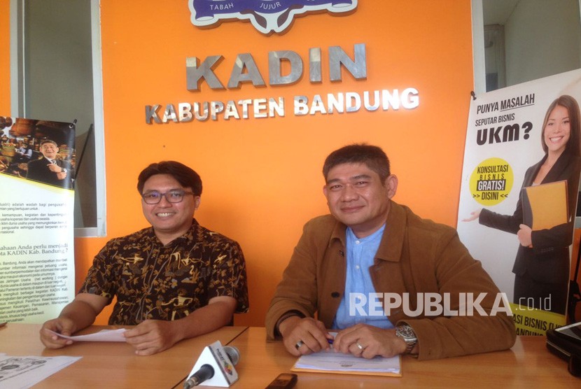 Ketua Kadin Kabupaten Bandung, Ferry Sandiyana (kanan) memberikan keterangan pers peluncuran layanan konsultasi bisnis bagi UMKM di Kabupaten Bandung, Selasa (7/3).