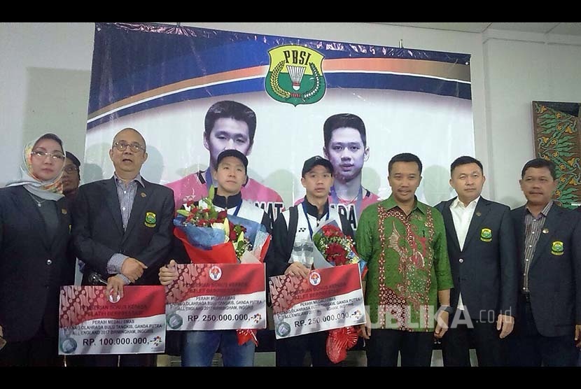                         Juara ganda putra All England 2017 menerima bonus masing-masing Rp 250 juta dan Rp 100 juta untuk pelatih dari Menteri Pemuda dan Olahraga Imam Nahrawi, Selasa (14/3). 