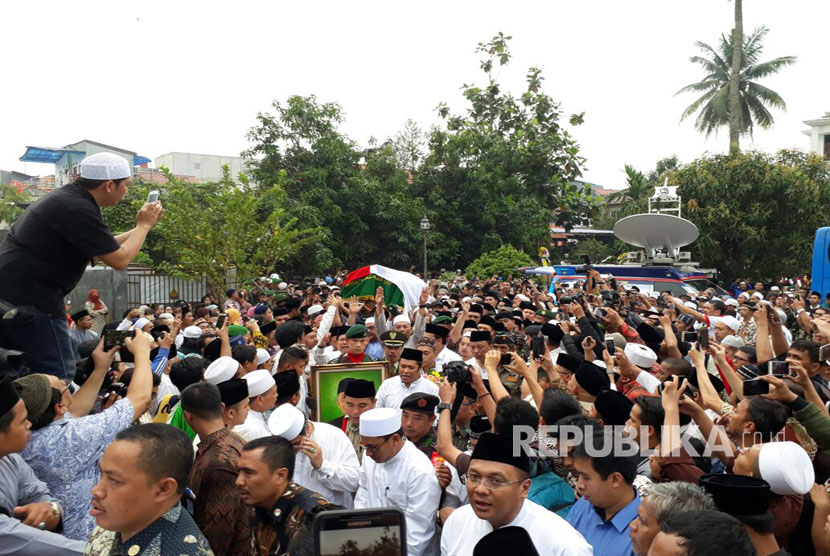                         Jenazah KH Hasyim Muzadi Saat Akan Dishalatkan ke Masjid Pesantren Al Hikam, Beji, Depok, Jawa Barat, Kamis (16/3).