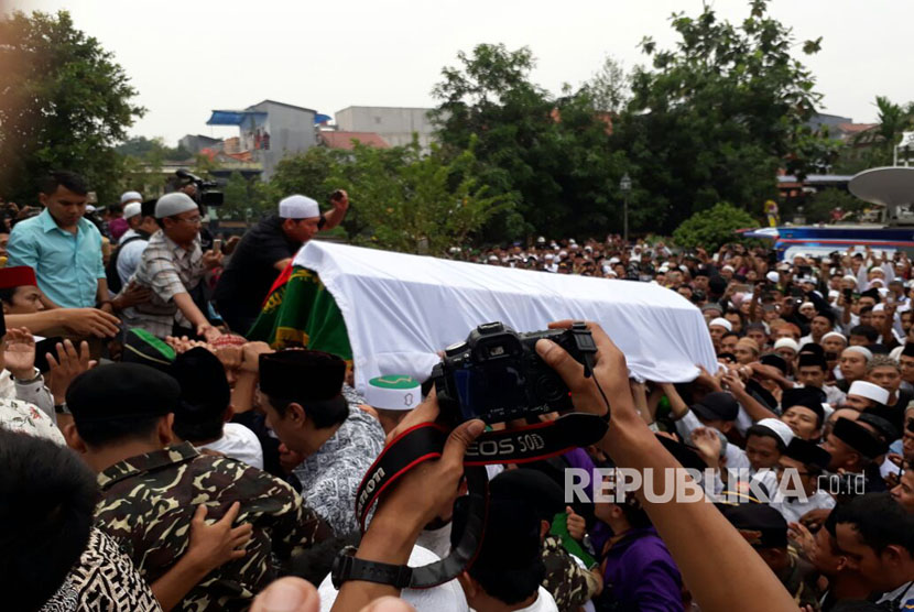 Al Hikam boarding school complex in Depok, West Java was crowded with the people who wishes to attend the funeral of KH Hasyim Muzadi, Thursday (March 16).