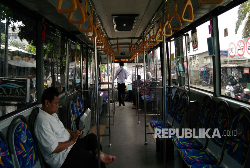  Bus Transjakarta rute Pasar Minggu-Tanah Abang masih lengang dari penumpang, Senin (20/3).
