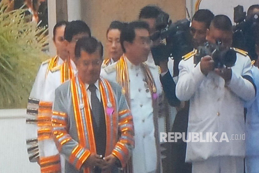                         Wakil Presiden Jusuf Kalla menerima gelar Doktor Honoris Causa dari Universitas Teknologi Rajamangala di Thailand, Rabu (22/3).