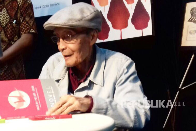 Sapardi Djoko Damono menandatangani buku-buku yang dibeli penggemar puisinya dalam acara 77 Tahun Sapardi Djoko Damono, Launching 7 Buku dan Nyanyian Puisi.