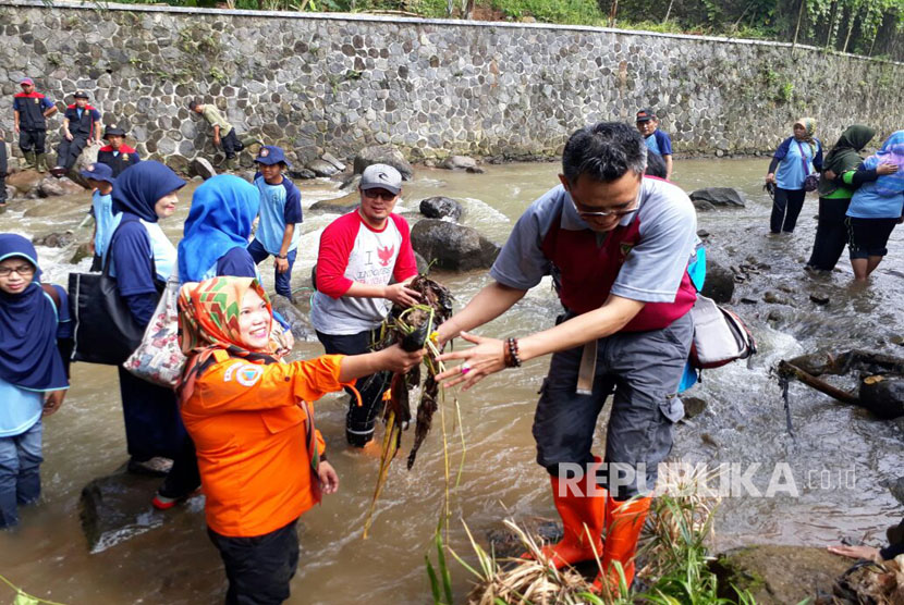                         Wakil Wali Kota Sukabumi Achmad Fahmi (yang menggunakan topi) ikut membersihkan sungai dari sampah di Sungai Cipelang Kecamatan Gunungpuyuh, Kota Sukabumi Kamis (23/3). 
