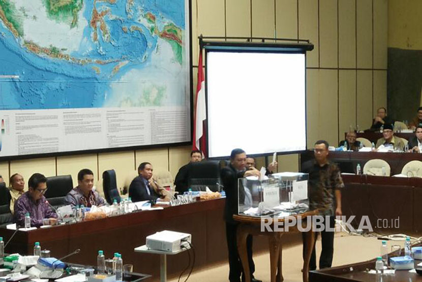                         Komisi II DPR RI melakukan pemungutan suara untuk menentukan calon komisioner Komisi Pemilihan Umum (KPU) dan Badan Pengawas Pemilu (Bawaslu) Periode 2017-2022 di Ruang Komisi II Gedung DPR RI, Jakarta Pusat pada Rabu (5/4) dini hari.