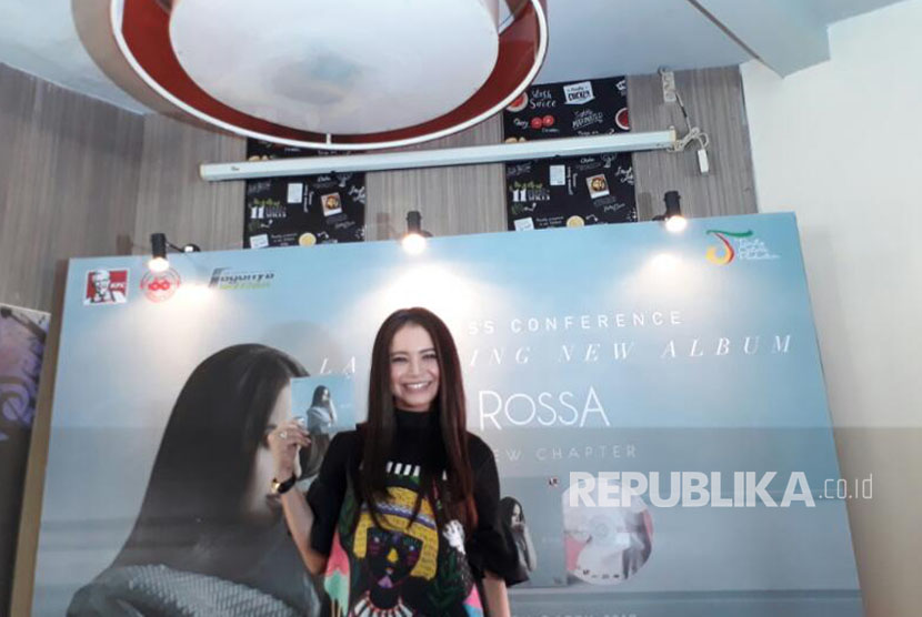 Penyanyi Rossa meluncurkan album terbaru, A New Chapter di Kemang, Jakarta, Rabu (5/4).