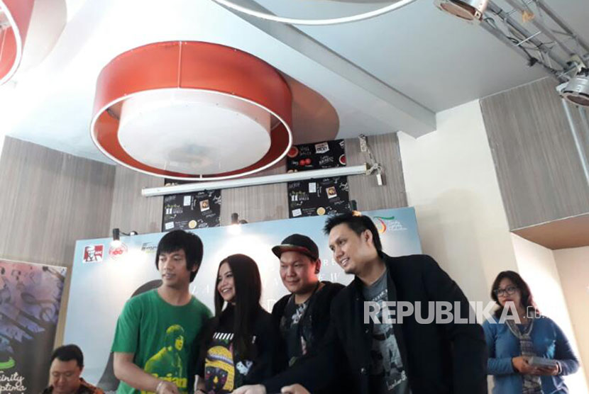                         Penyanyi Rossa meluncurkan album terbaru, A New Chapter di Kemang, Jakarta, Rabu (5/4).