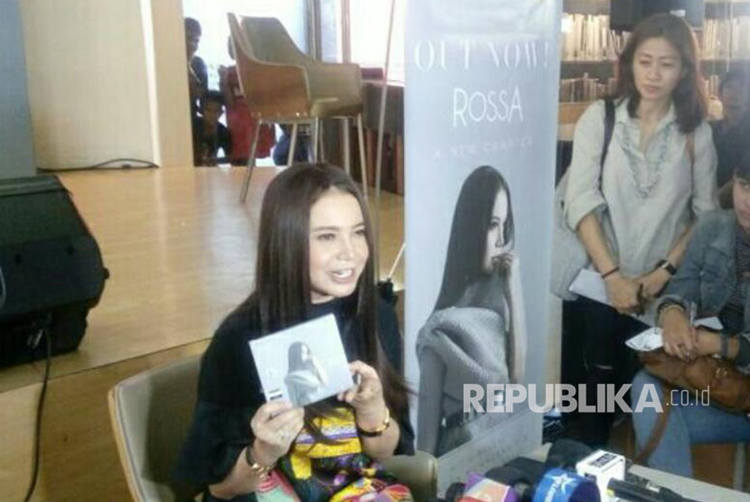                         Penyanyi Rossa meluncurkan album terbaru, A New Chapter di Kemang, Jakarta, Rabu (5/4).