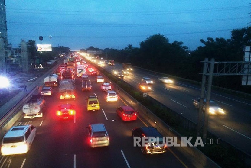                         Jalan tol Jakarta-Cikampek KM 17 arah Cikampek terpantau padat jelang libur panjang pada Kamis (13/4).