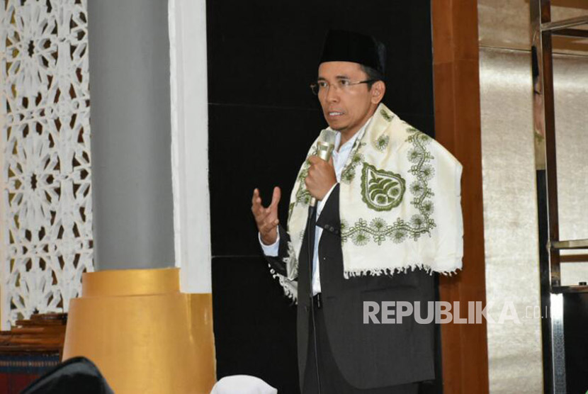 Gubernur NTB TGH Muhammad Zainul Majdi menyampaikan tausiyah tentang pentingnya sikap saling menghargai antar sesama di Islamic Center NTB, Jumat (14/4).