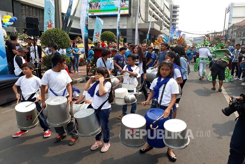 Peserta Parade Budaya siap beraksi dengan mengelilingi kantor pusat. Parade Budaya diawali dengan penampilan drumban tong sampah.