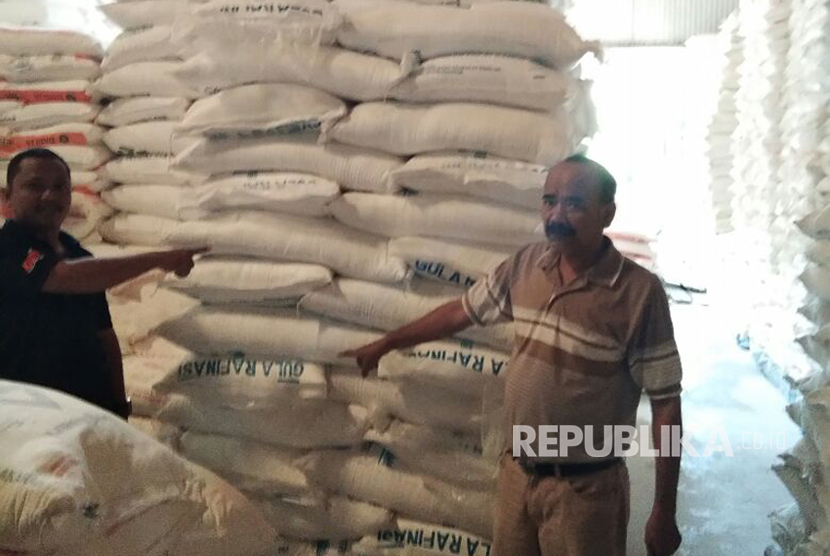                         Puluhan ton gula rafinasi menumpuk di gudang distributor/pedagang di sekitar Pelabuhan Cirebon, Kamis (3/8).