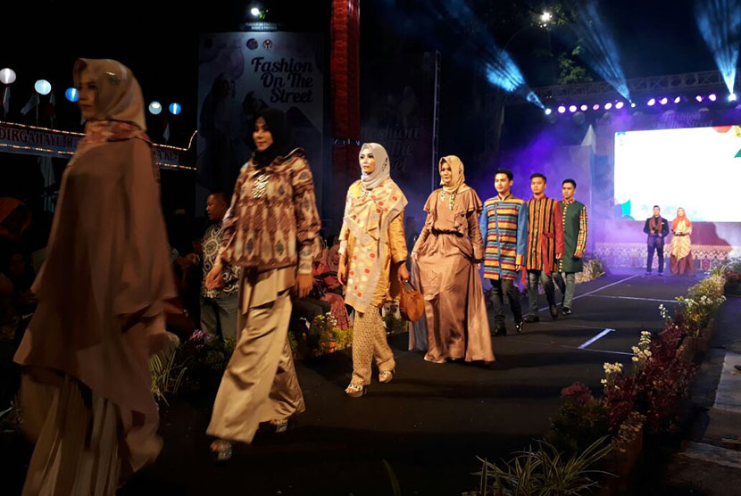 Para model berlenggak-lenggok di acara Fashion On The Street 2017 di Jalan Pejanggik, Kota Mataram, NTB, pada Kamis (14/9) malam. Para model menyuguhkan kreasi busana islami yang disambut antusias warga Mataram.  