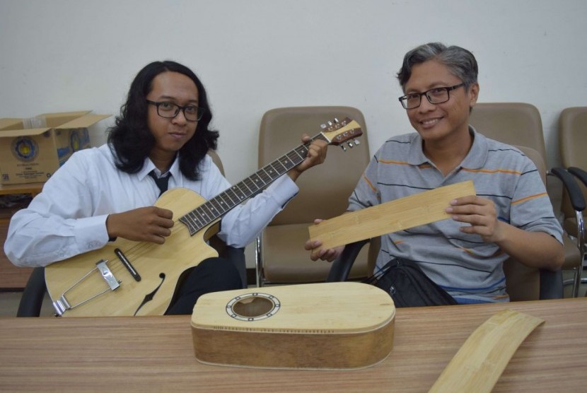 Mahasiswa Its Buat Gitar Dari Bambu Republika Online