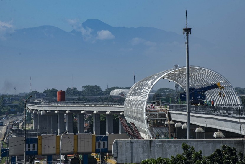.Pekerja beraktivitas di lokasi proyek pembangunan longspan atau jembatan panjang LRT Jabodebek lintas pelayanan 1 Cawang-Cibubur, di Jakarta, Jumat (29/3/2019).