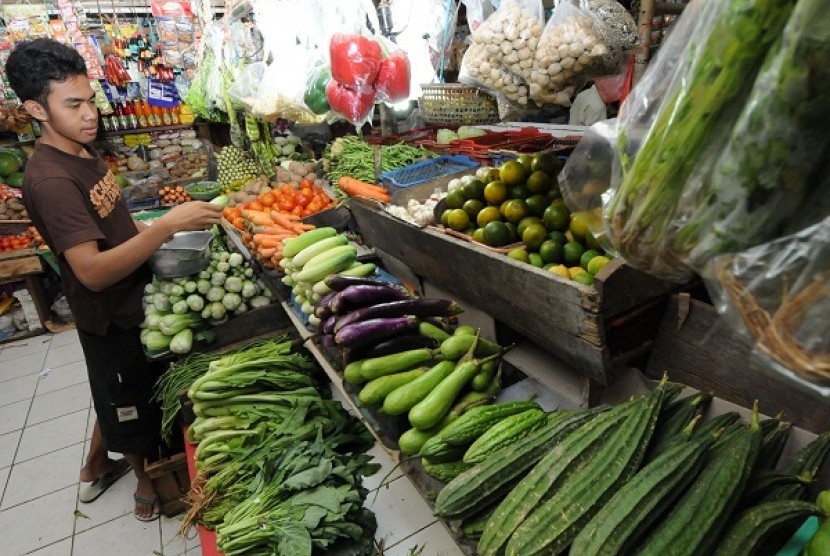 ?A seller arranges vegetable in his stall in Jakarta. World Bank predicts that Indonesian inflation in 2013 can reach 9 percent due to the fuel price hike. (illustration) 