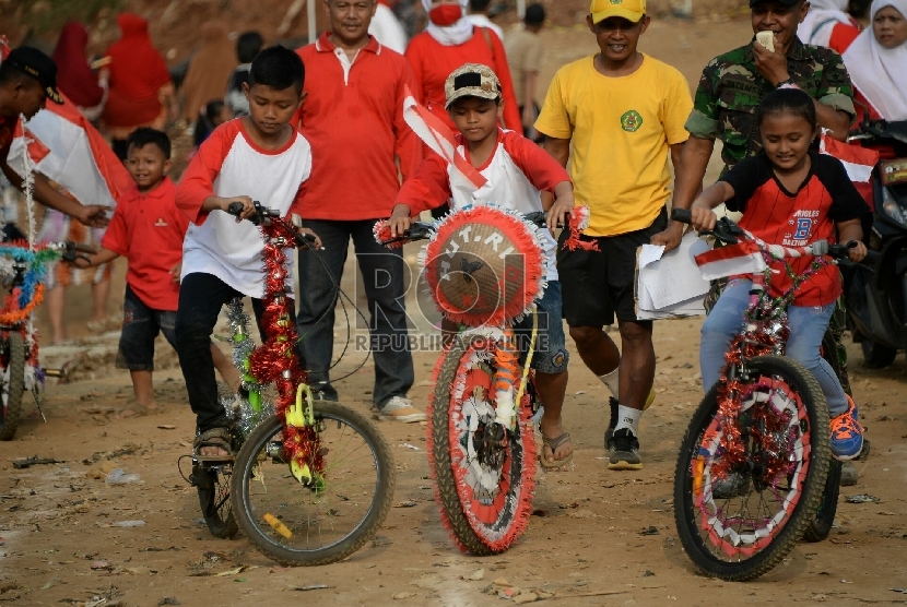 Anak-anak mengikuti perlombaan khas 17-an yang digelar dalam acara festival Ciliwung di Jakarta, Sabtu (15/8).  (Republika/Prayogi)