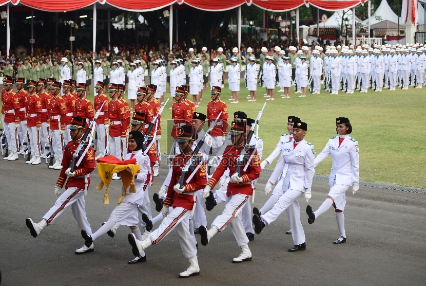Anggota Paskibraka membawa bendera pusaka saat Upacara Peringatan Detik-detik Proklamasi 17 Agustus di Halaman Istana Merdeka, Jakarta, Senin (17/8).  (Republika/Raisan Al Farisi)